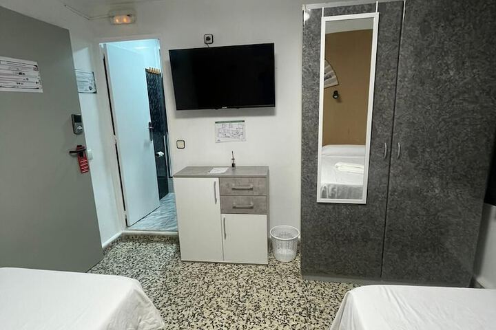 Room 25 of 121