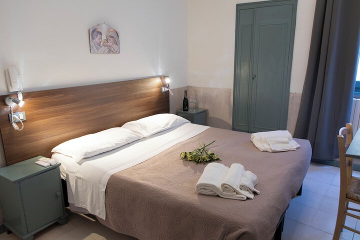 Room 6 of 14