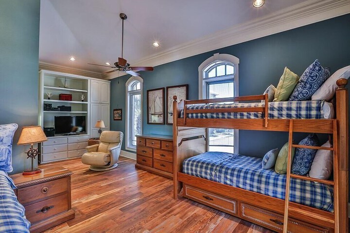 Room 4 of 33