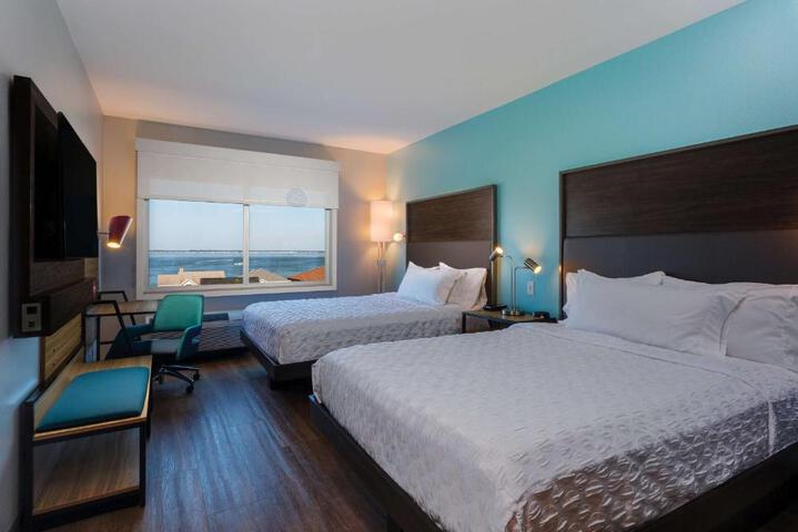 2 Queen Beds (7 of 9)