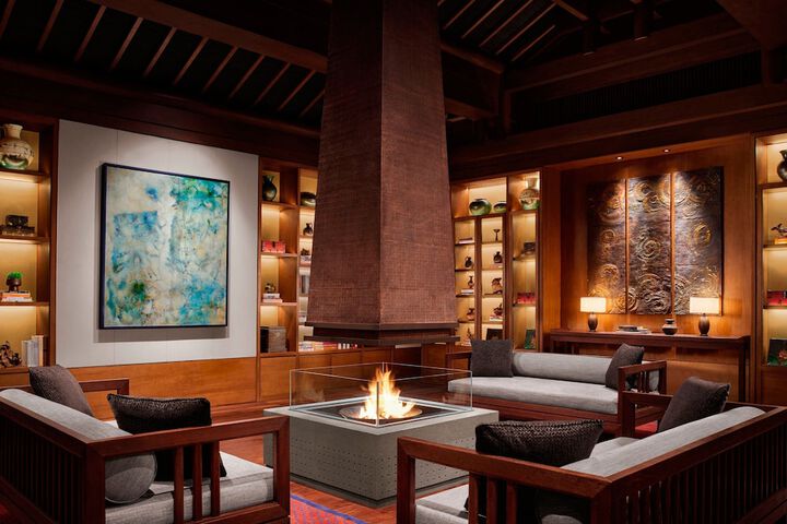 Lounge 36 of 47