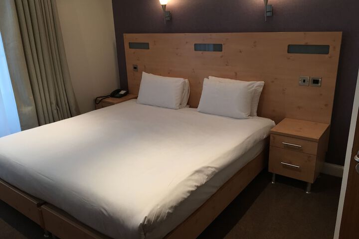 Room 4 of 33