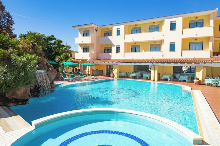 Hotel Pool