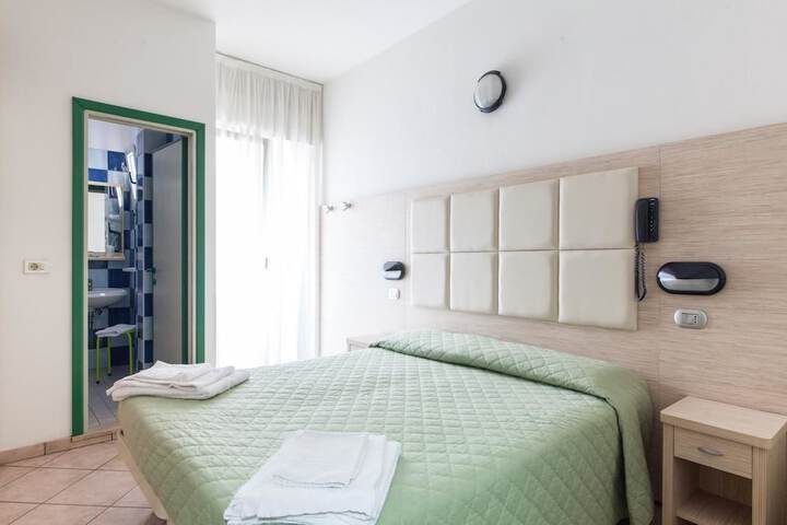 Room 10 of 32