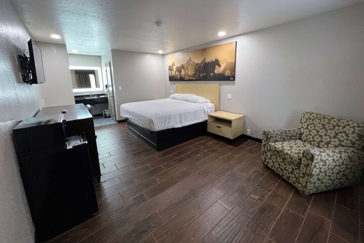1 King Bed (5 of 10)