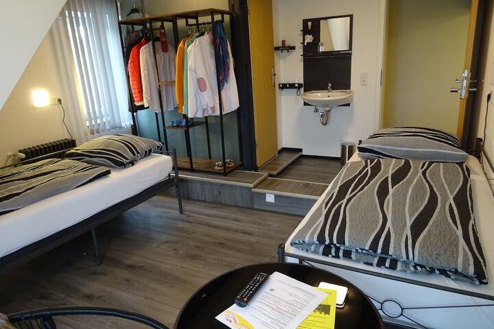 Room 25 of 442