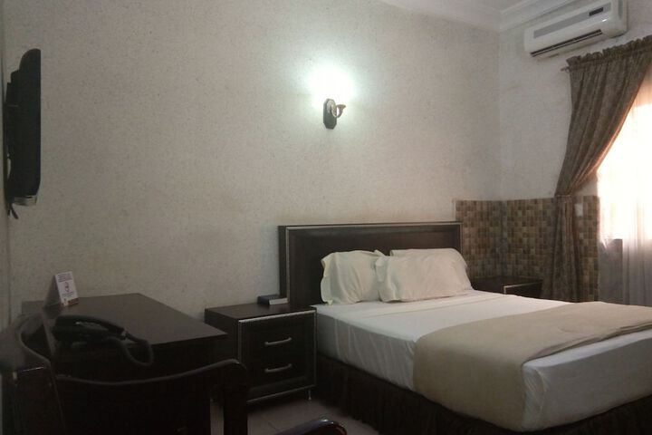 Room 6 of 24