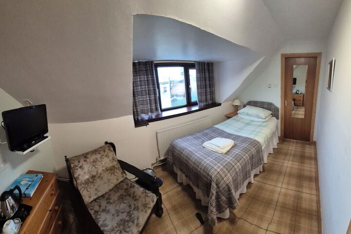 Room 8 of 33