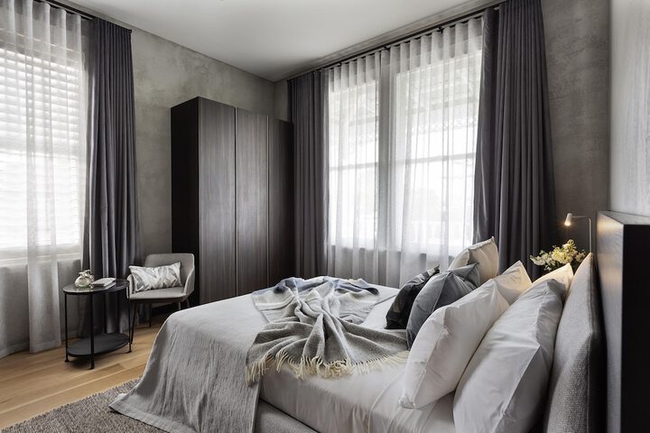 Room 10 of 32