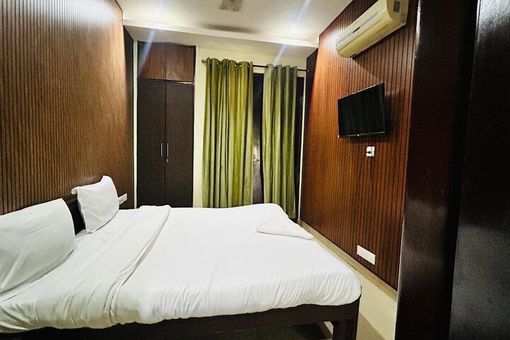 Room 10 of 24