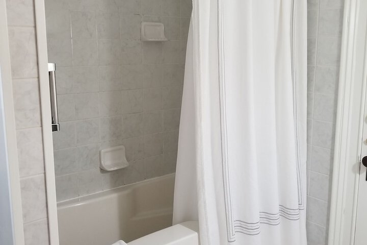 Deep soaking bathtub