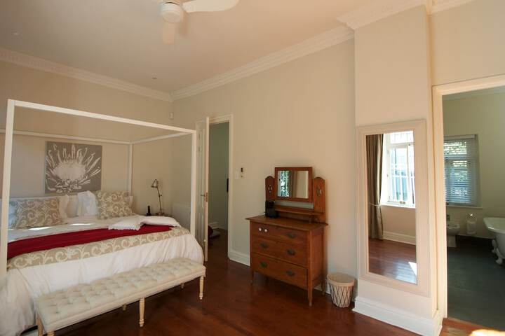 Room 8 of 119