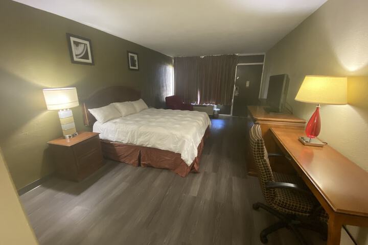 1 King Bed (10 of 19)