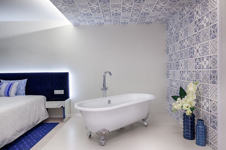 Deep soaking bathtub