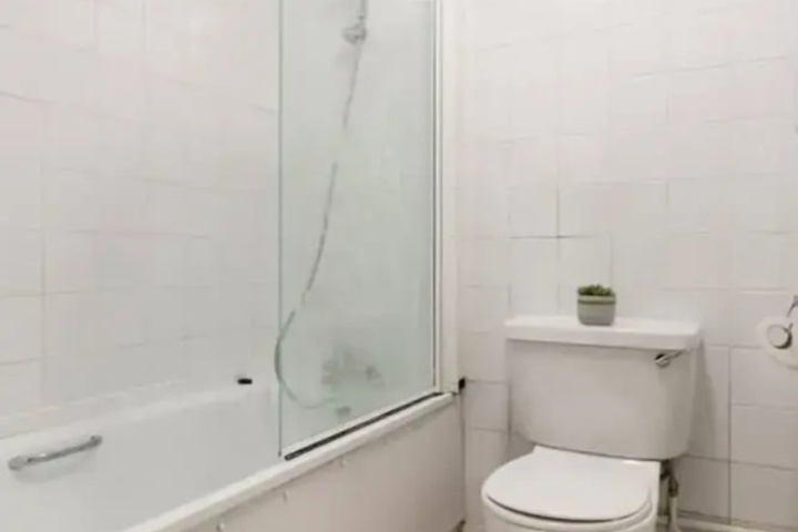 Room 9 of 16