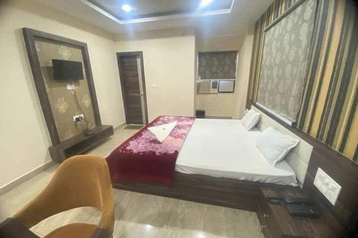 Room 5 of 15