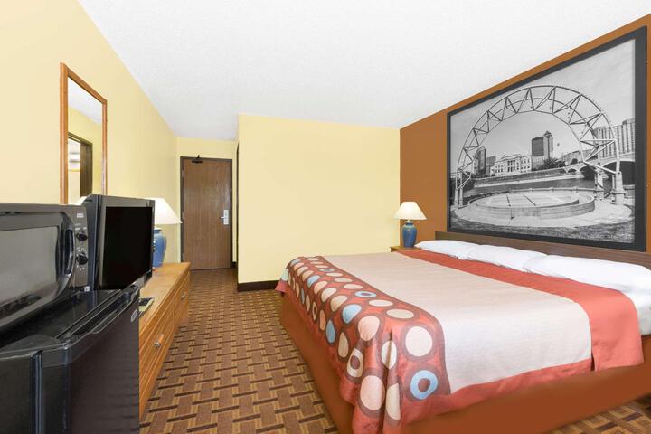 1 Queen Bed (8 of 9)