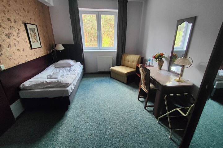 Room 6 of 12