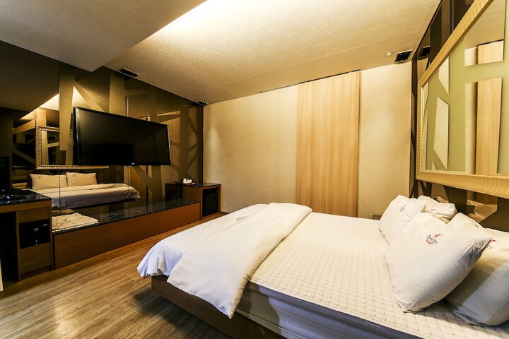 Room 9 of 95