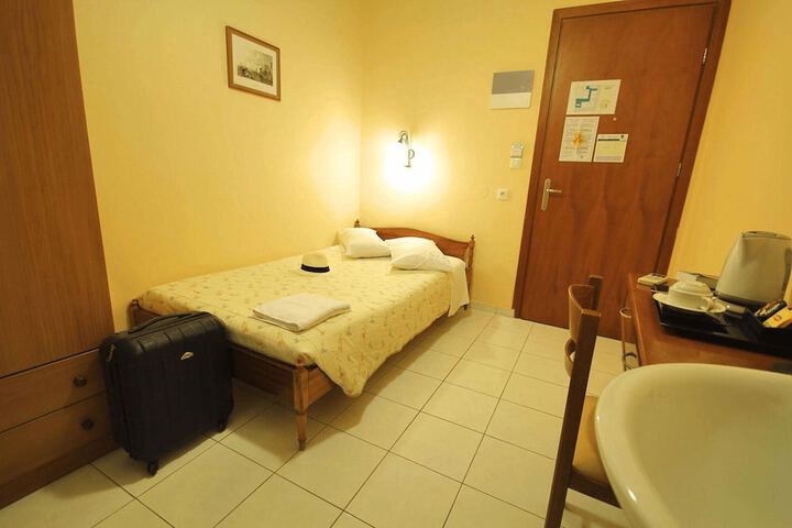 Room 12 of 33