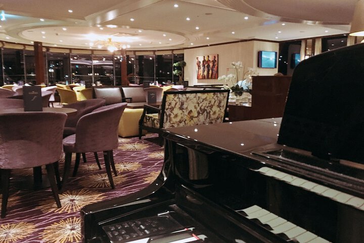 Lounge 48 of 54