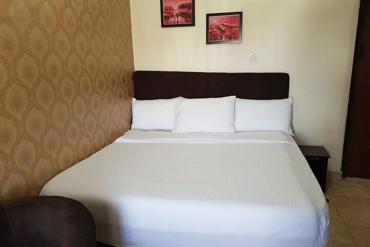 Room 4 of 16