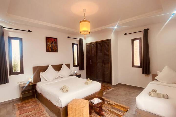 Room 40 of 153