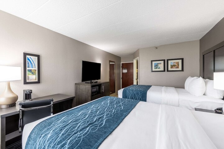 1 Queen Bed Accessible (8 of 15)