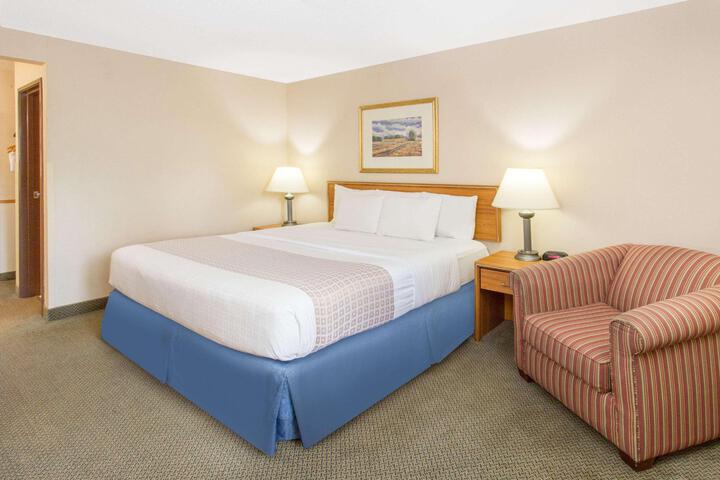 1 King Bed (5 of 19)