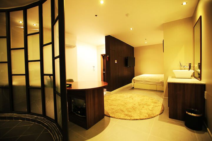 Room 8 of 32