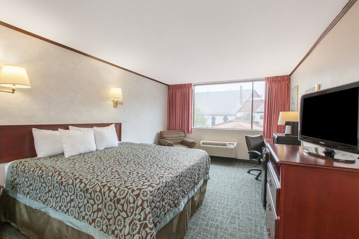 Room 8 of 16