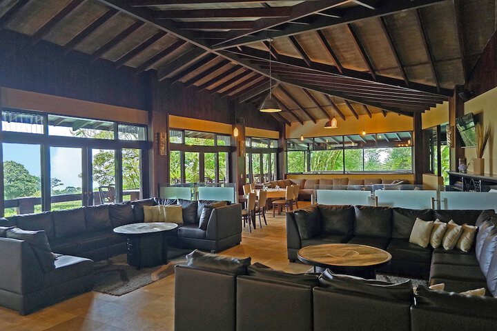 Lounge 72 of 102