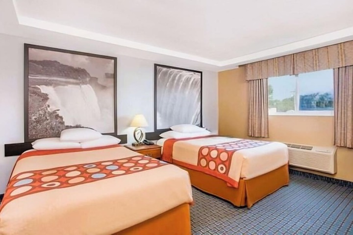 1 Queen Bed (7 of 7)