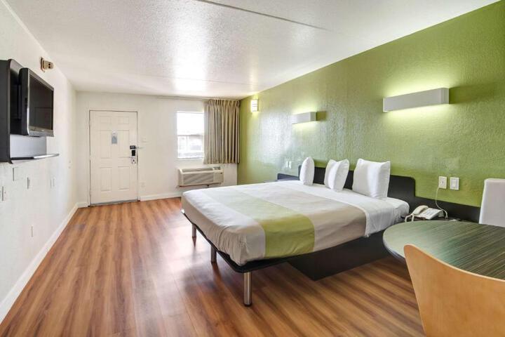 1 King Bed (1 of 11)