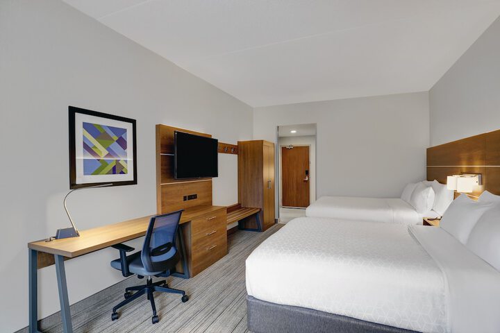 2 Queen Beds (1 of 16)