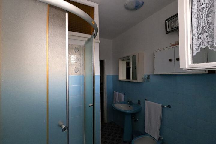 Room 10 of 20