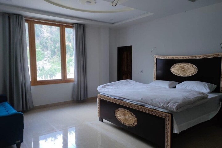 Room 13 of 18