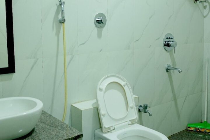 Room 6 of 10