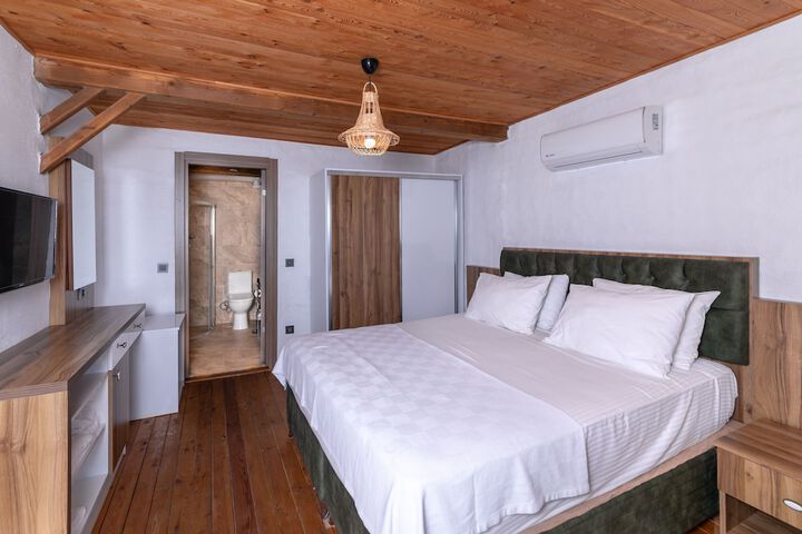 Room 2 of 34