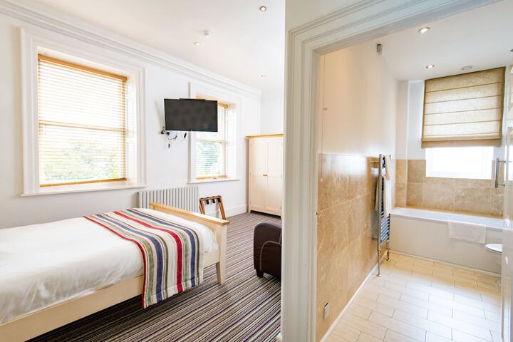 Room 9 of 28