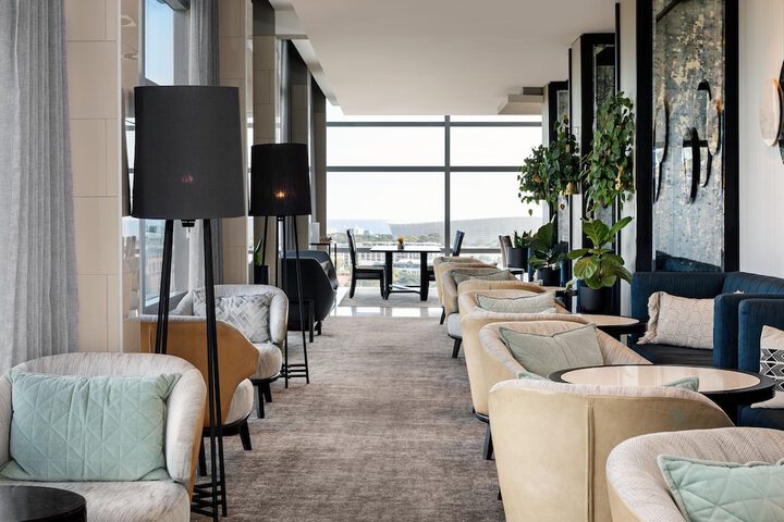 Lounge 93 of 143