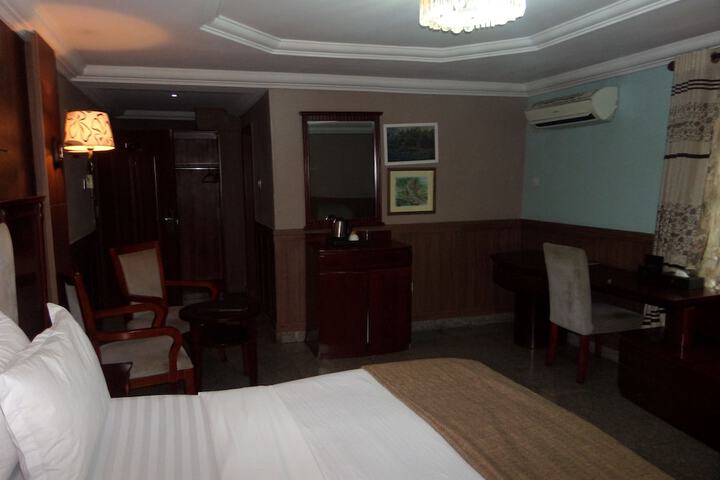 Room 9 of 30