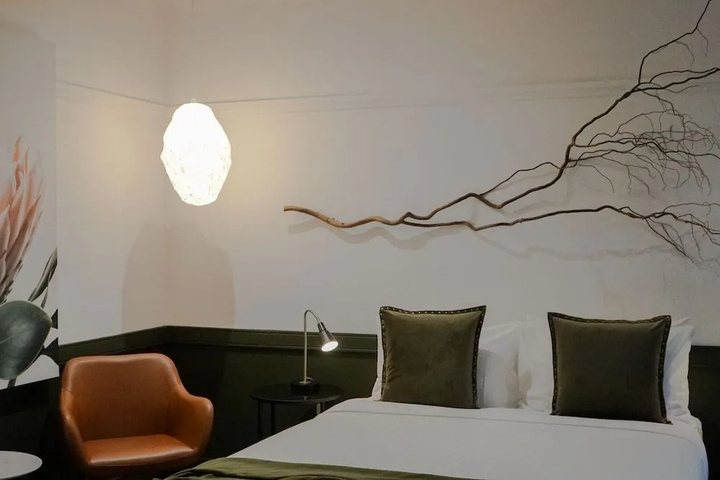 Room 5 of 16