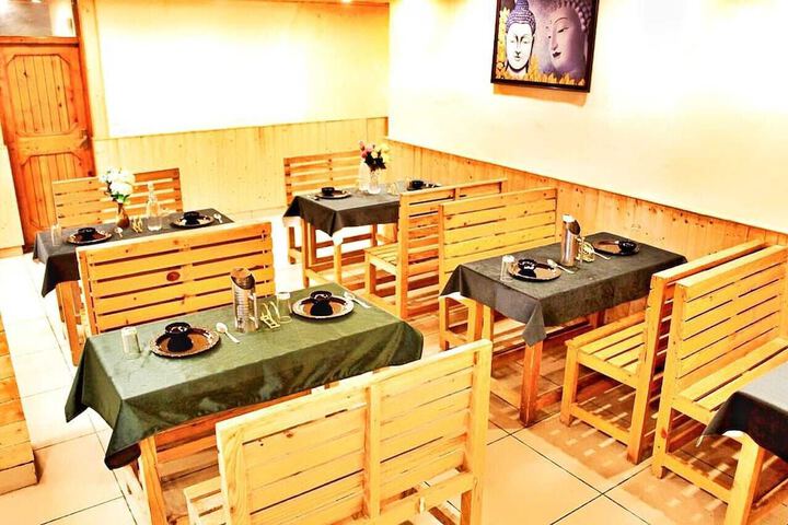 Dining 18 of 25