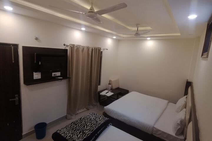 Room 11 of 28