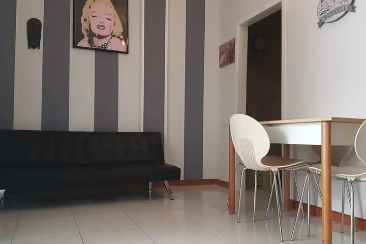 Room 5 of 8