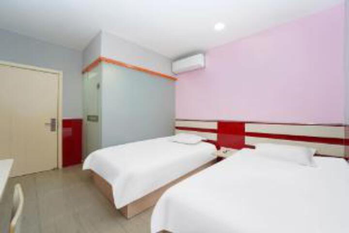 Room 8 of 10