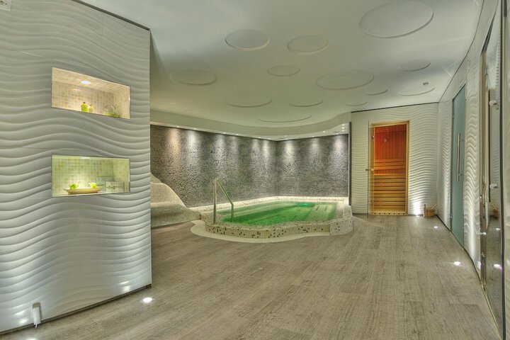 Pool 44 of 95