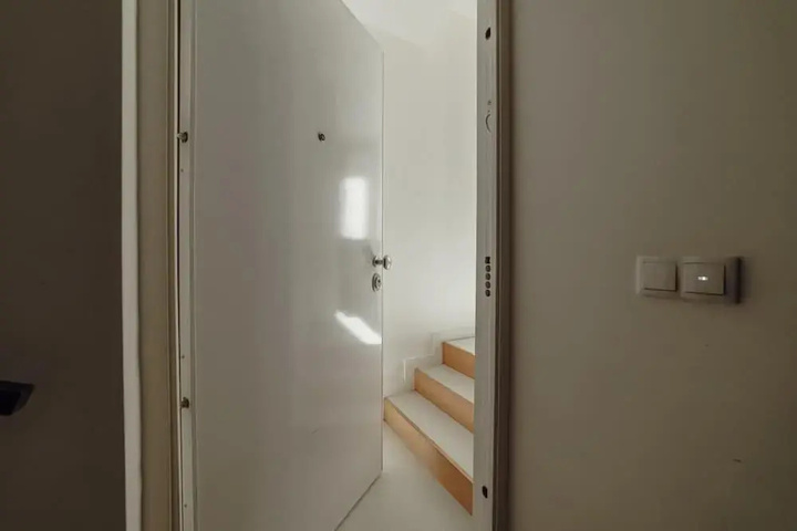 Room 7 of 18
