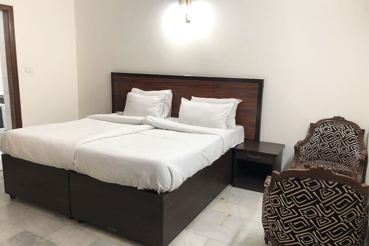 Room 4 of 61
